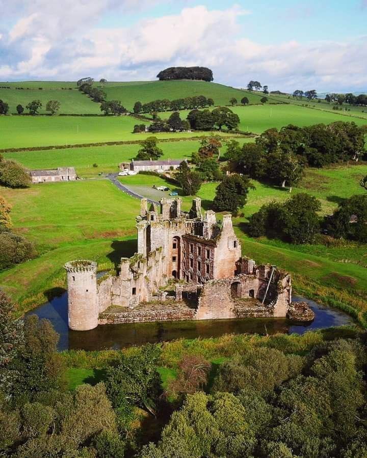 Caerlaverock Castle: A Medieval Stronghold on Scotland’s Southern&nbsp;Coast